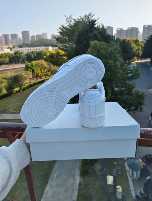 AF1 'WHITE' Kickrs Hub